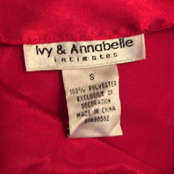 Silky red night gown - Picture 3 of 7